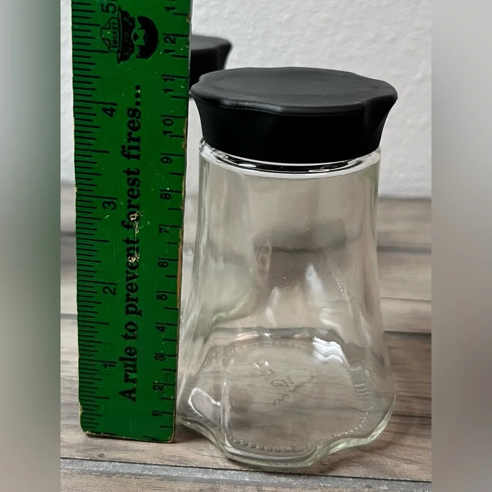 Wolfgang Puck NEW Set of 4 Glass Spice Jars with Black Screw‎ Top Lids